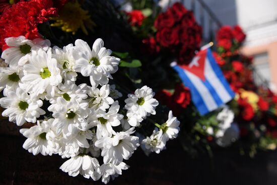 Moscow residents bring flowers to Cuban Embassy in memory of Fidel Castro