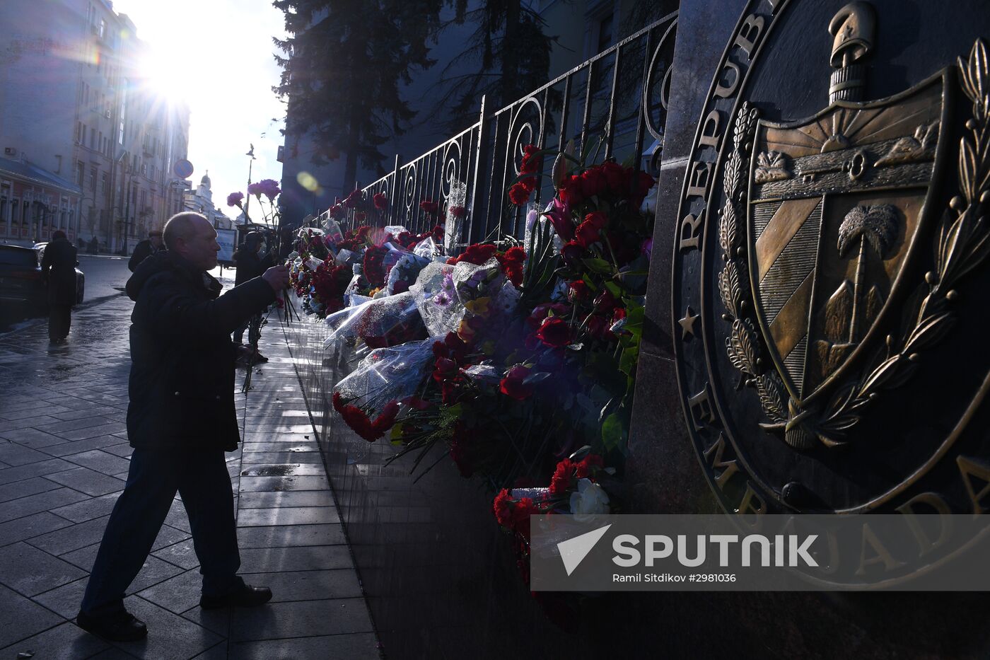 Moscow residents bring flowers to Cuban Embassy in memory of Fidel Castro