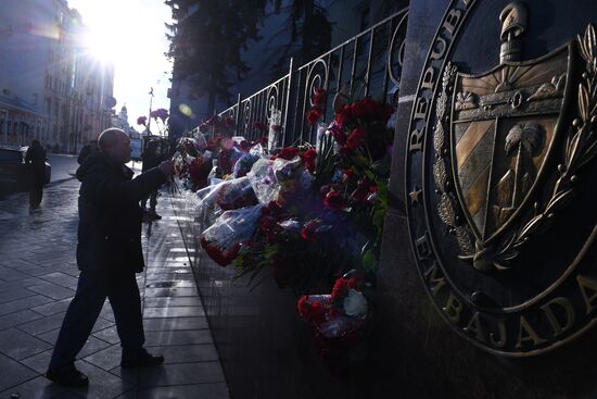 Moscow residents bring flowers to Cuban Embassy in memory of Fidel Castro