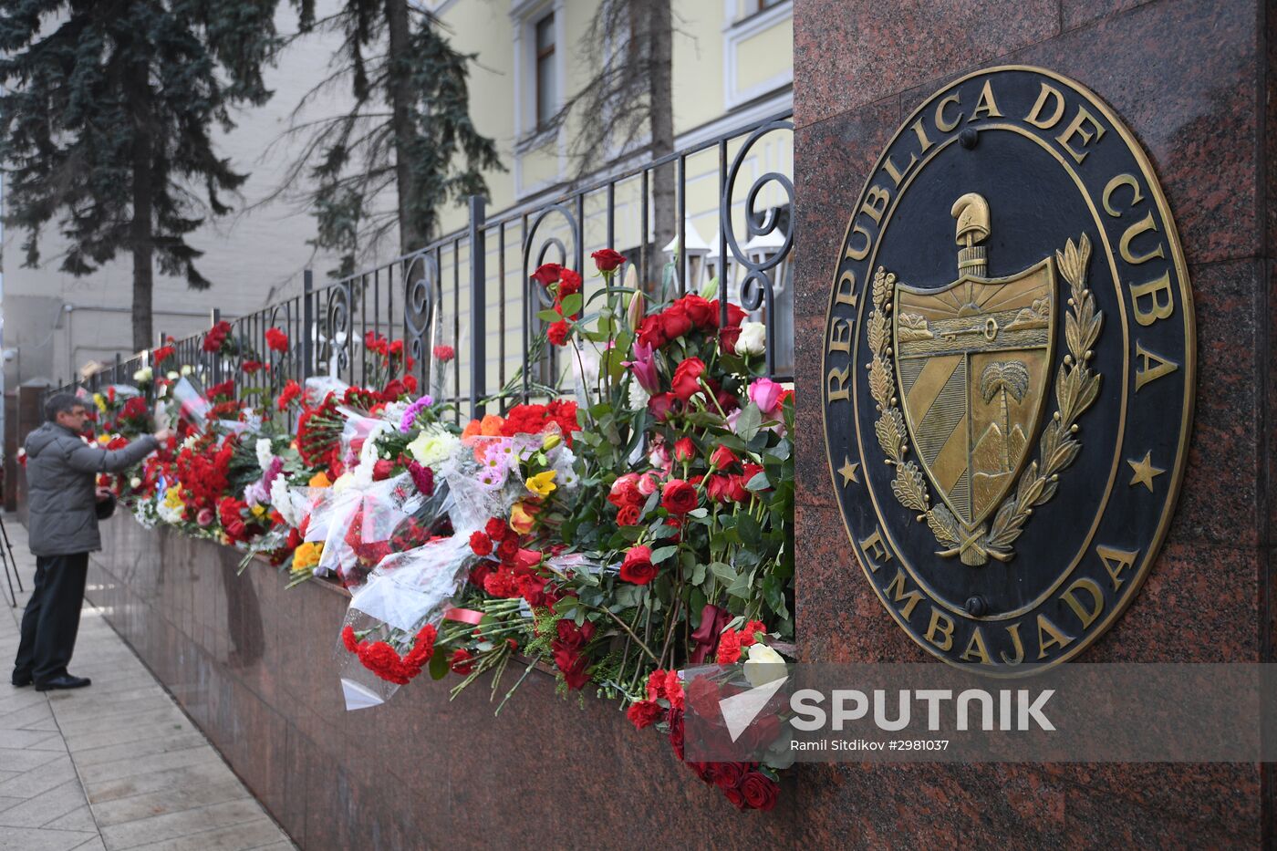 Moscow residents bring flowers to Cuban Embassy in memory of Fidel Castro
