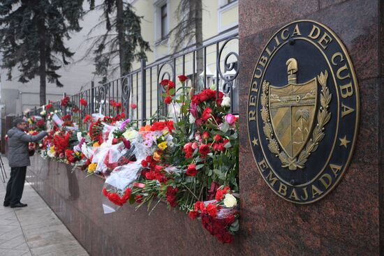 Moscow residents bring flowers to Cuban Embassy in memory of Fidel Castro