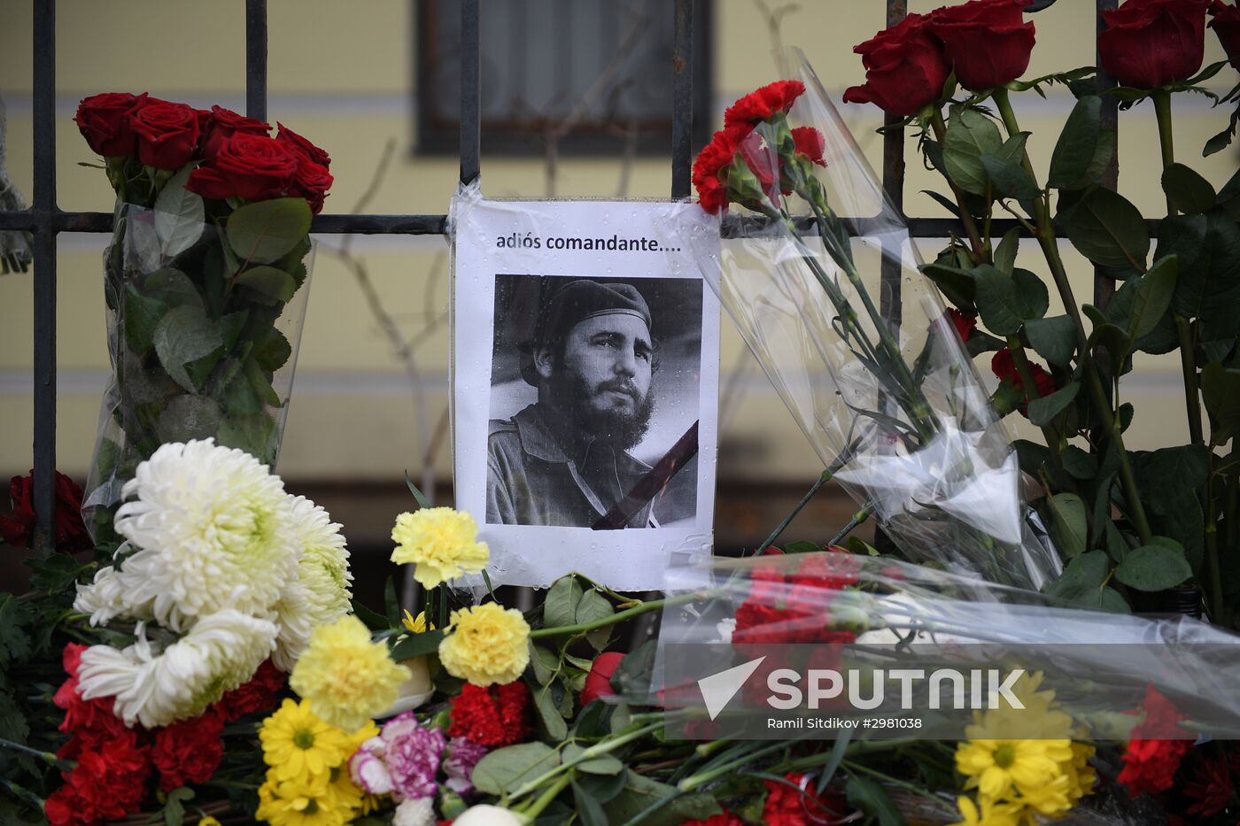 Moscow residents bring flowers to Cuban Embassy in memory of Fidel Castro