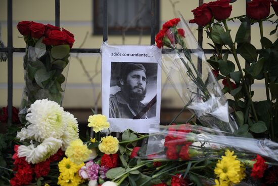 Moscow residents bring flowers to Cuban Embassy in memory of Fidel Castro