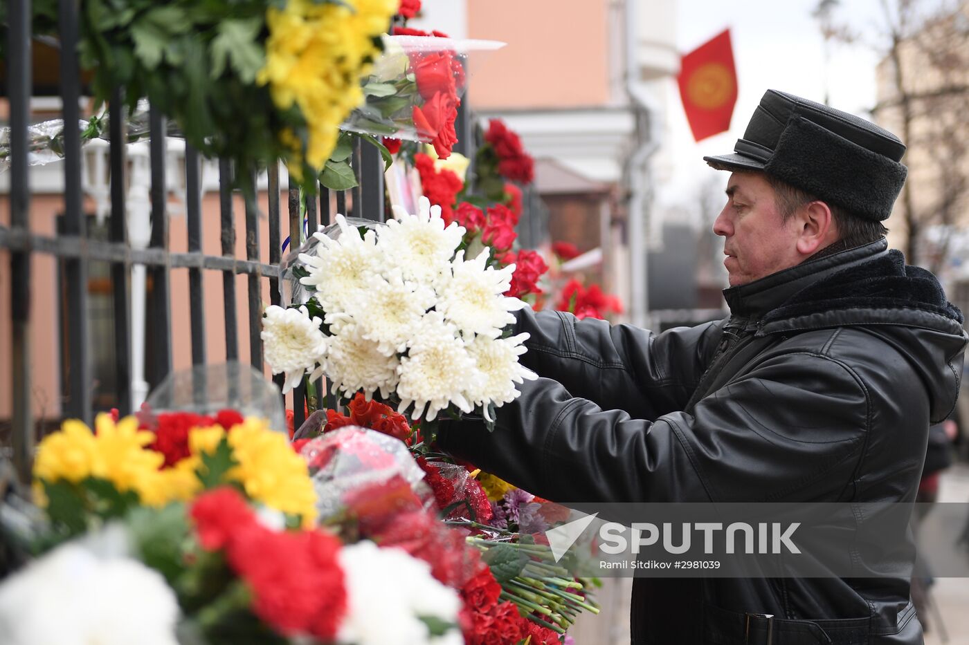 Moscow residents bring flowers to Cuban Embassy in memory of Fidel Castro