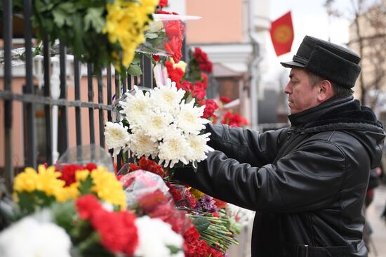 Moscow residents bring flowers to Cuban Embassy in memory of Fidel Castro