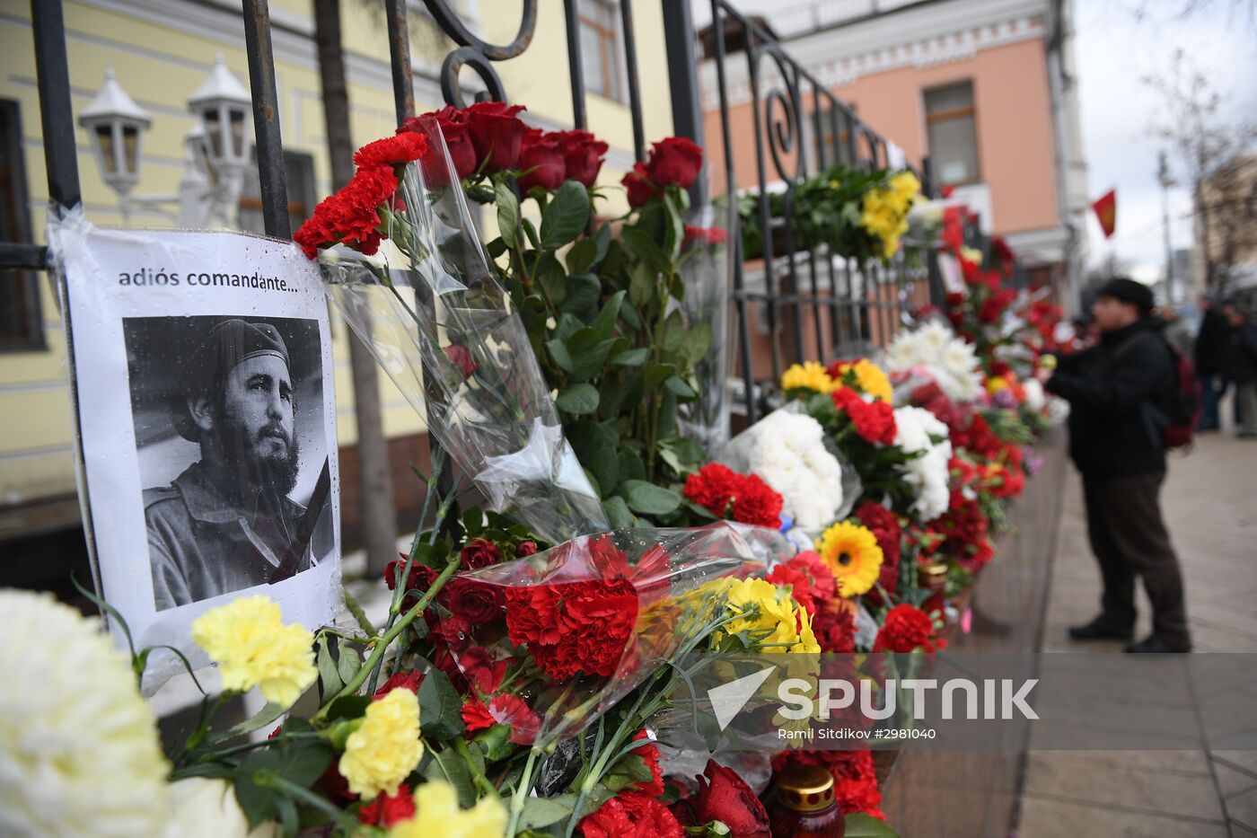 Moscow residents bring flowers to Cuban Embassy in memory of Fidel Castro