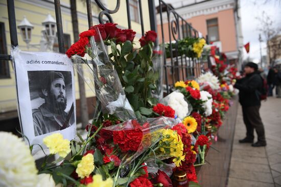 Moscow residents bring flowers to Cuban Embassy in memory of Fidel Castro