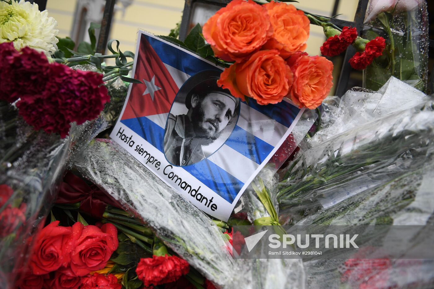 Moscow residents bring flowers to Cuban Embassy in memory of Fidel Castro