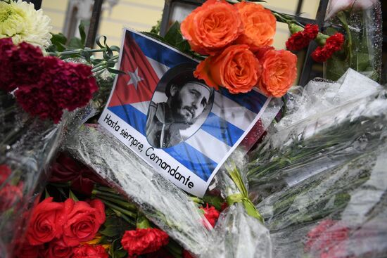 Moscow residents bring flowers to Cuban Embassy in memory of Fidel Castro