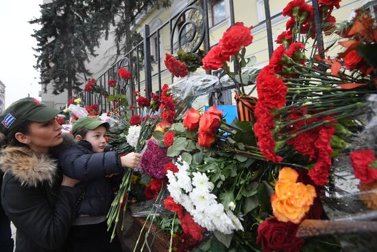 Moscow resident bring flowers to Cuban Embassy in memory of Fidel Castro
