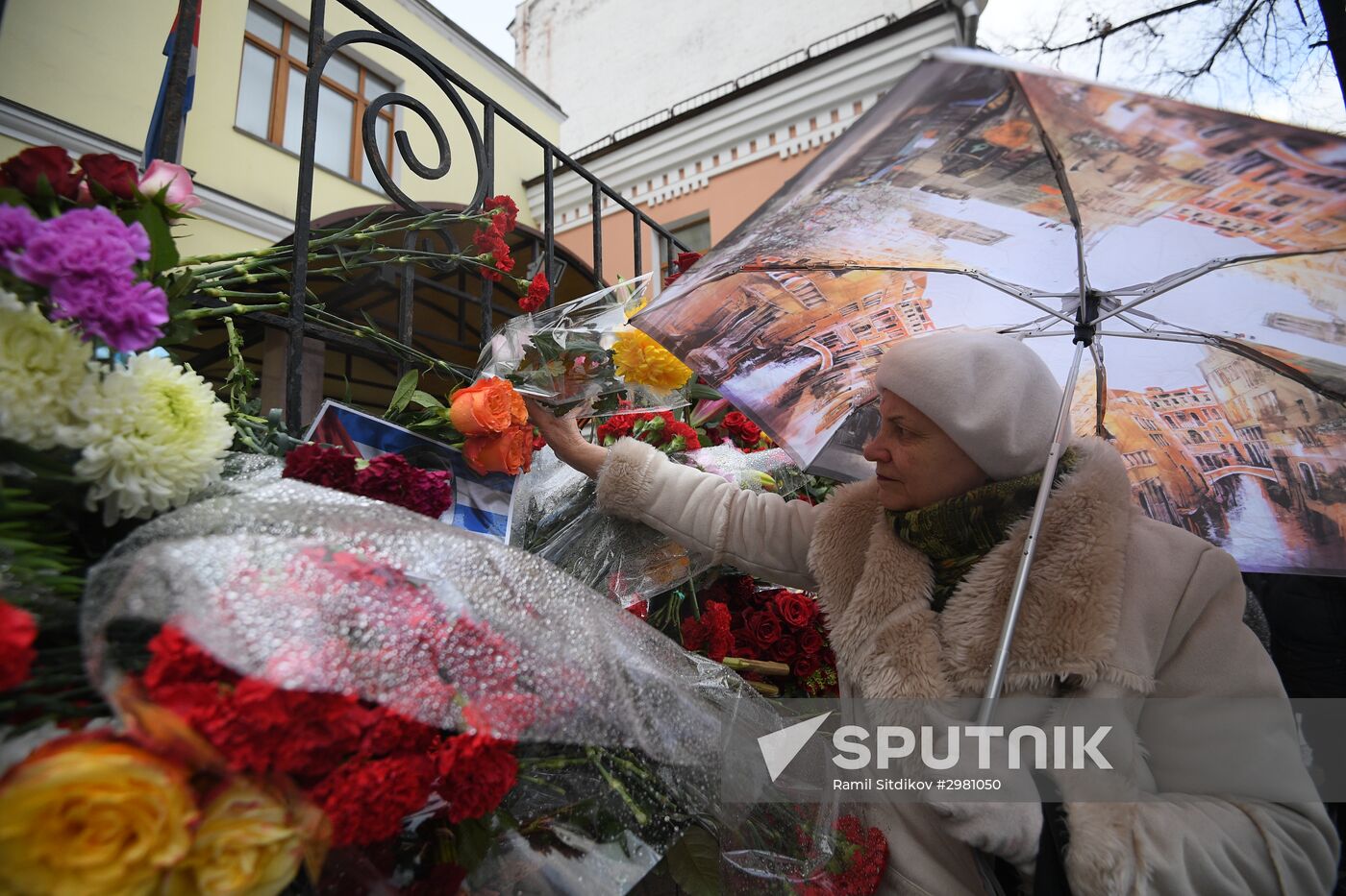 Moscow resident bring flowers to Cuban Embassy in memory of Fidel Castro