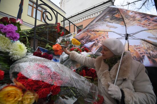 Moscow resident bring flowers to Cuban Embassy in memory of Fidel Castro