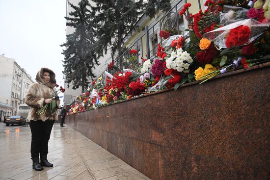 Moscow resident bring flowers to Cuban Embassy in memory of Fidel Castro