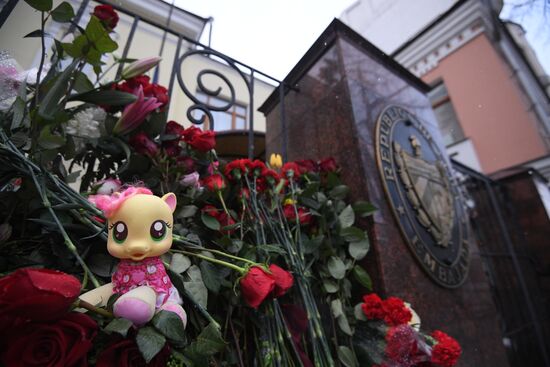 Moscow resident bring flowers to Cuban Embassy in memory of Fidel Castro