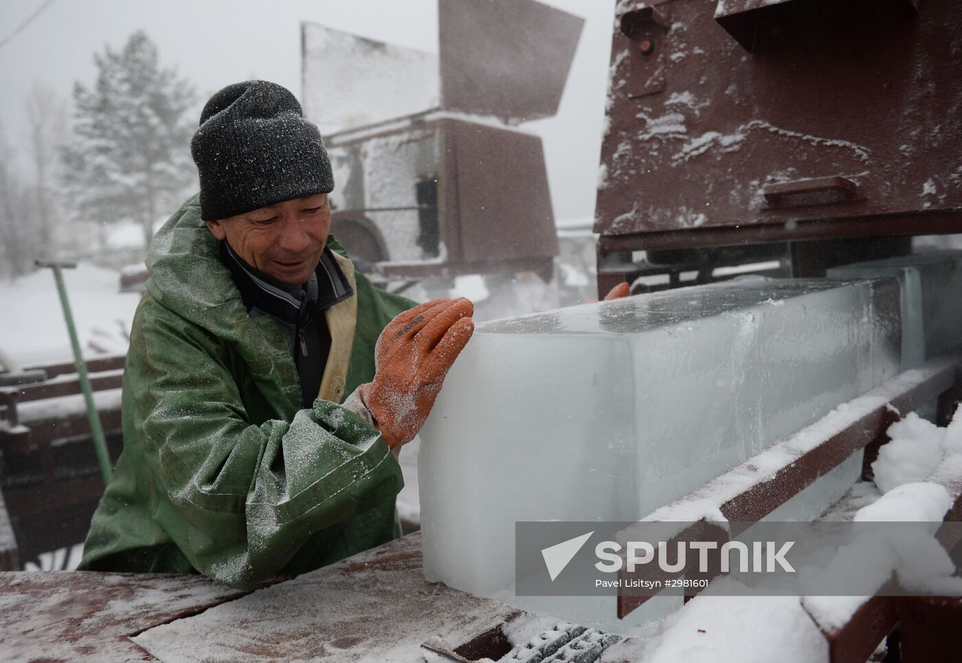 Building Yekaterinburg's main ice sculpture installation on Year 1905 Square