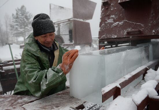 Building Yekaterinburg's main ice sculpture installation on Year 1905 Square
