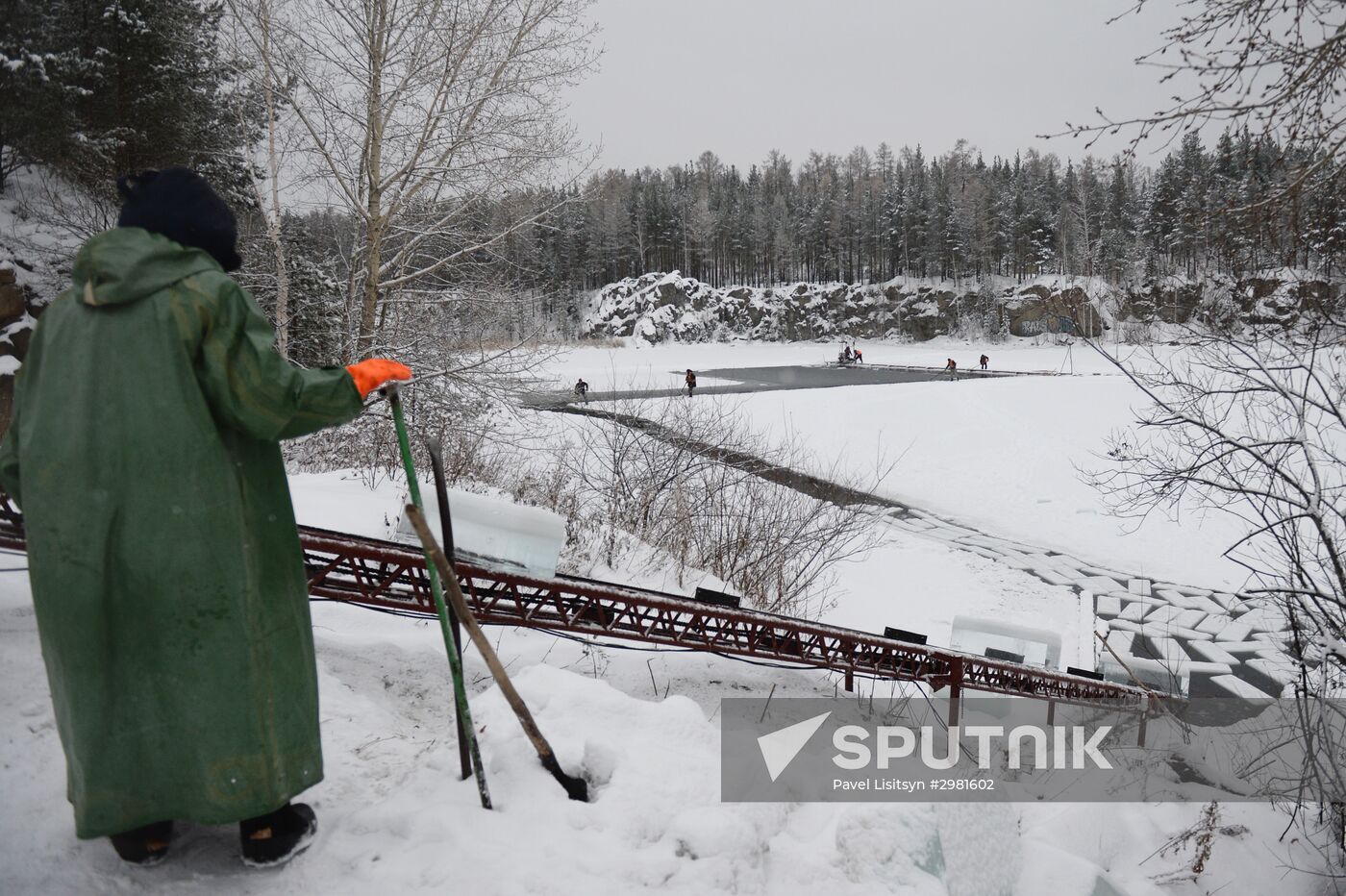 Building Yekaterinburg's main ice sculpture installation on Year 1905 Square