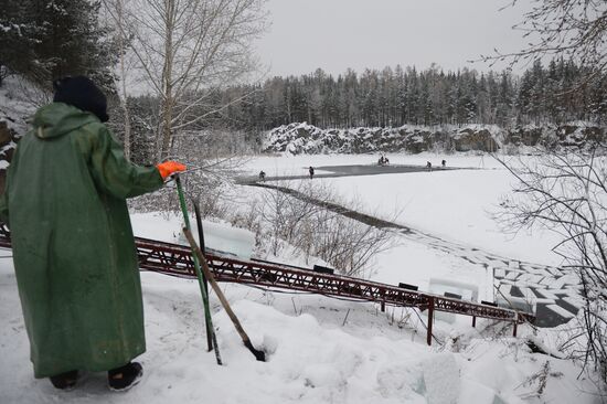 Building Yekaterinburg's main ice sculpture installation on Year 1905 Square