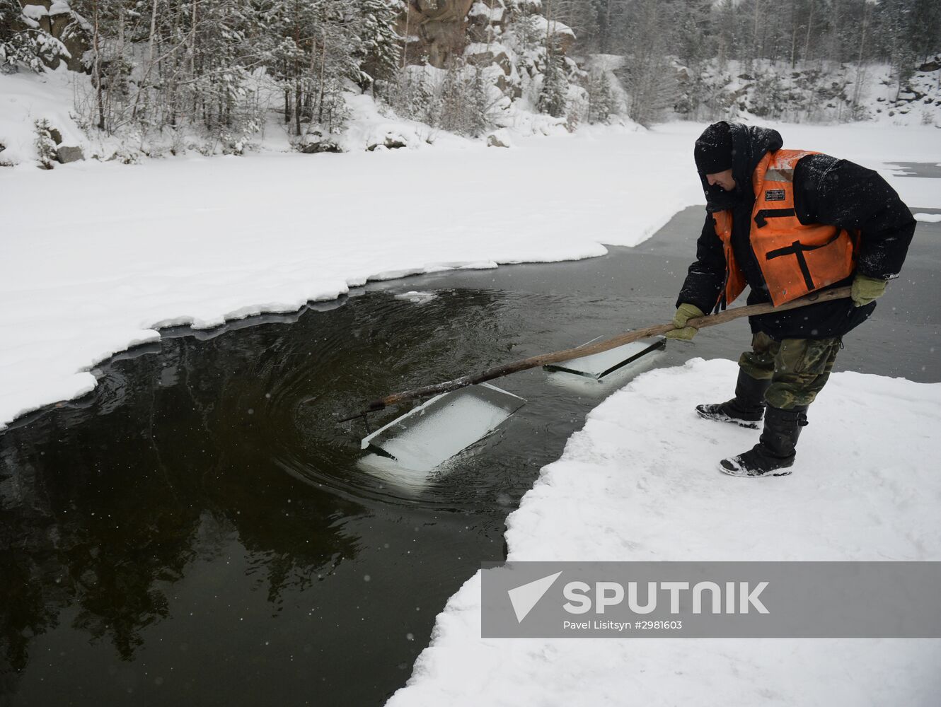 Building Yekaterinburg's main ice sculpture installation on Year 1905 Square