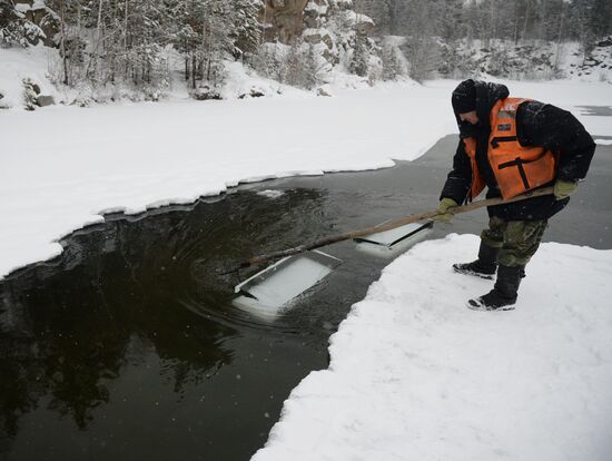 Building Yekaterinburg's main ice sculpture installation on Year 1905 Square