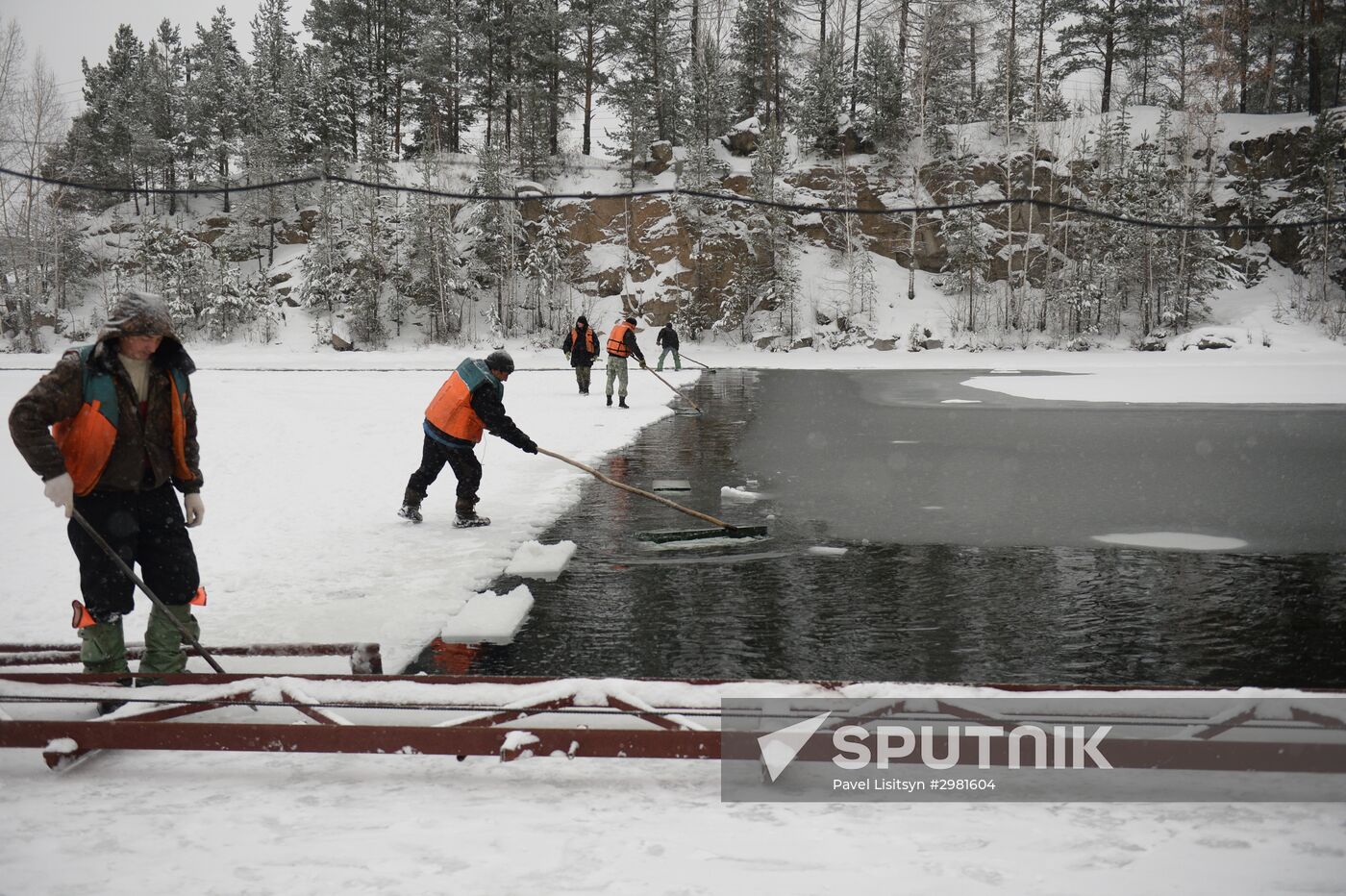 Building Yekaterinburg's main ice sculpture installation on Year 1905 Square
