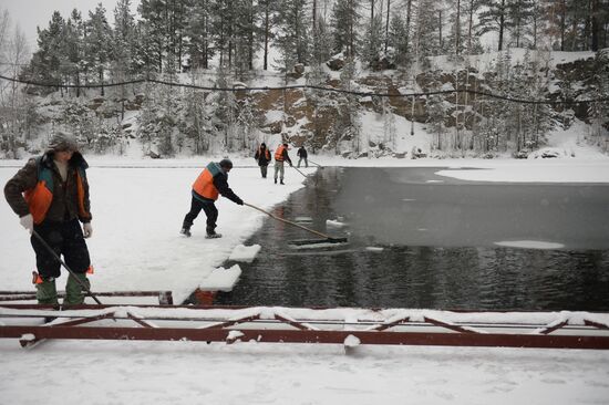 Building Yekaterinburg's main ice sculpture installation on Year 1905 Square