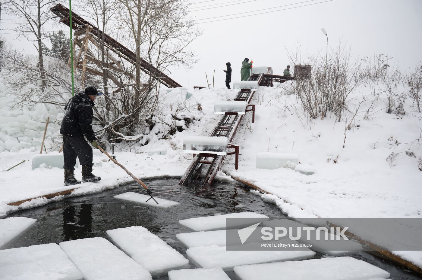 Building Yekaterinburg's main ice sculpture installation on Year 1905 Square
