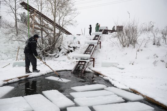 Building Yekaterinburg's main ice sculpture installation on Year 1905 Square