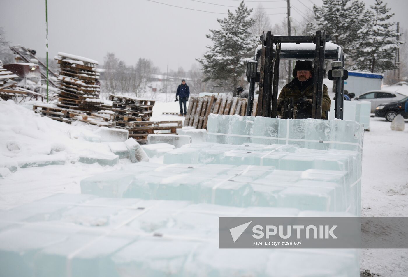 Building Yekaterinburg's main ice sculpture installation on Year 1905 Square