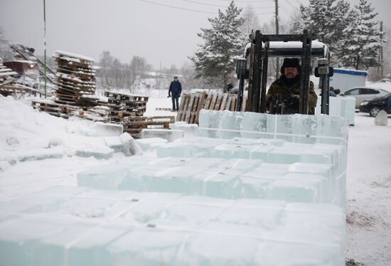 Building Yekaterinburg's main ice sculpture installation on Year 1905 Square