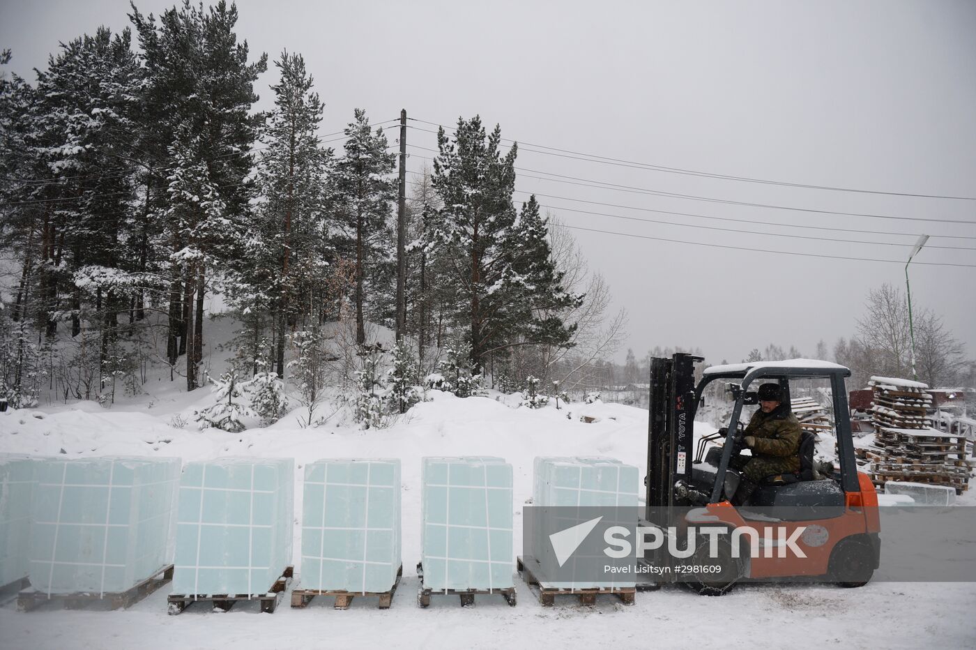 Building Yekaterinburg's main ice sculpture installation on Year 1905 Square