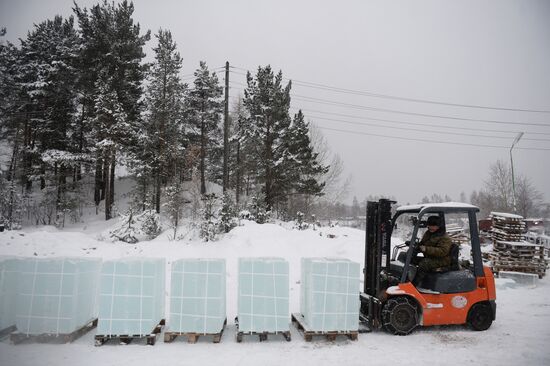 Building Yekaterinburg's main ice sculpture installation on Year 1905 Square