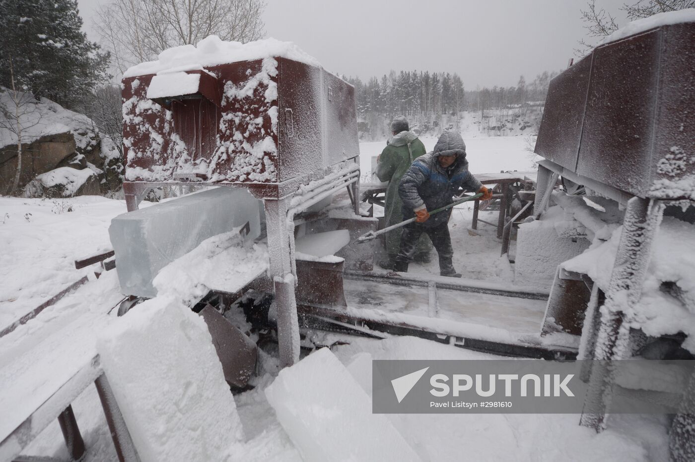 Building Yekaterinburg's main ice sculpture installation on Year 1905 Square