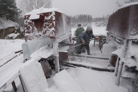 Building Yekaterinburg's main ice sculpture installation on Year 1905 Square
