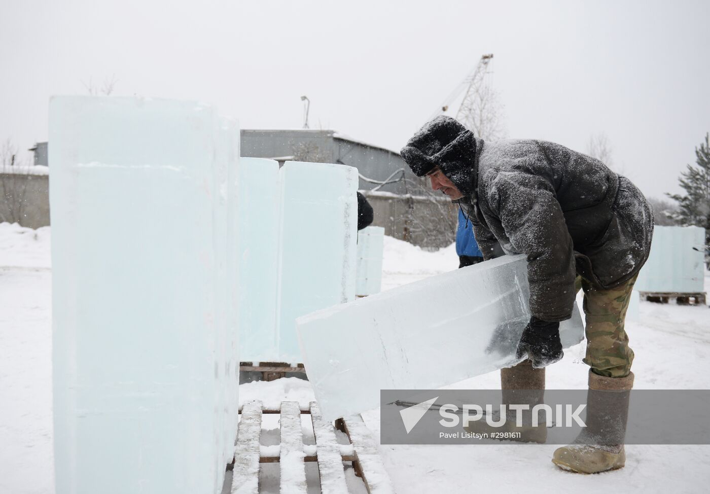Building Yekaterinburg's main ice sculpture installation on Year 1905 Square