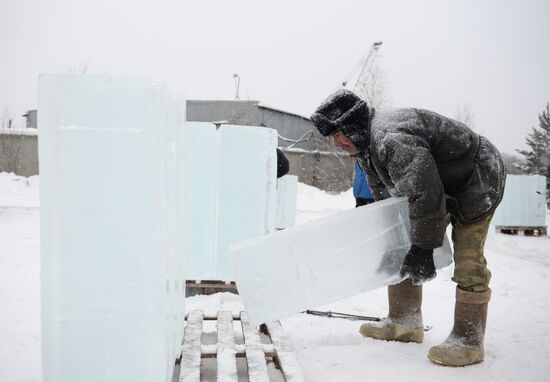 Building Yekaterinburg's main ice sculpture installation on Year 1905 Square