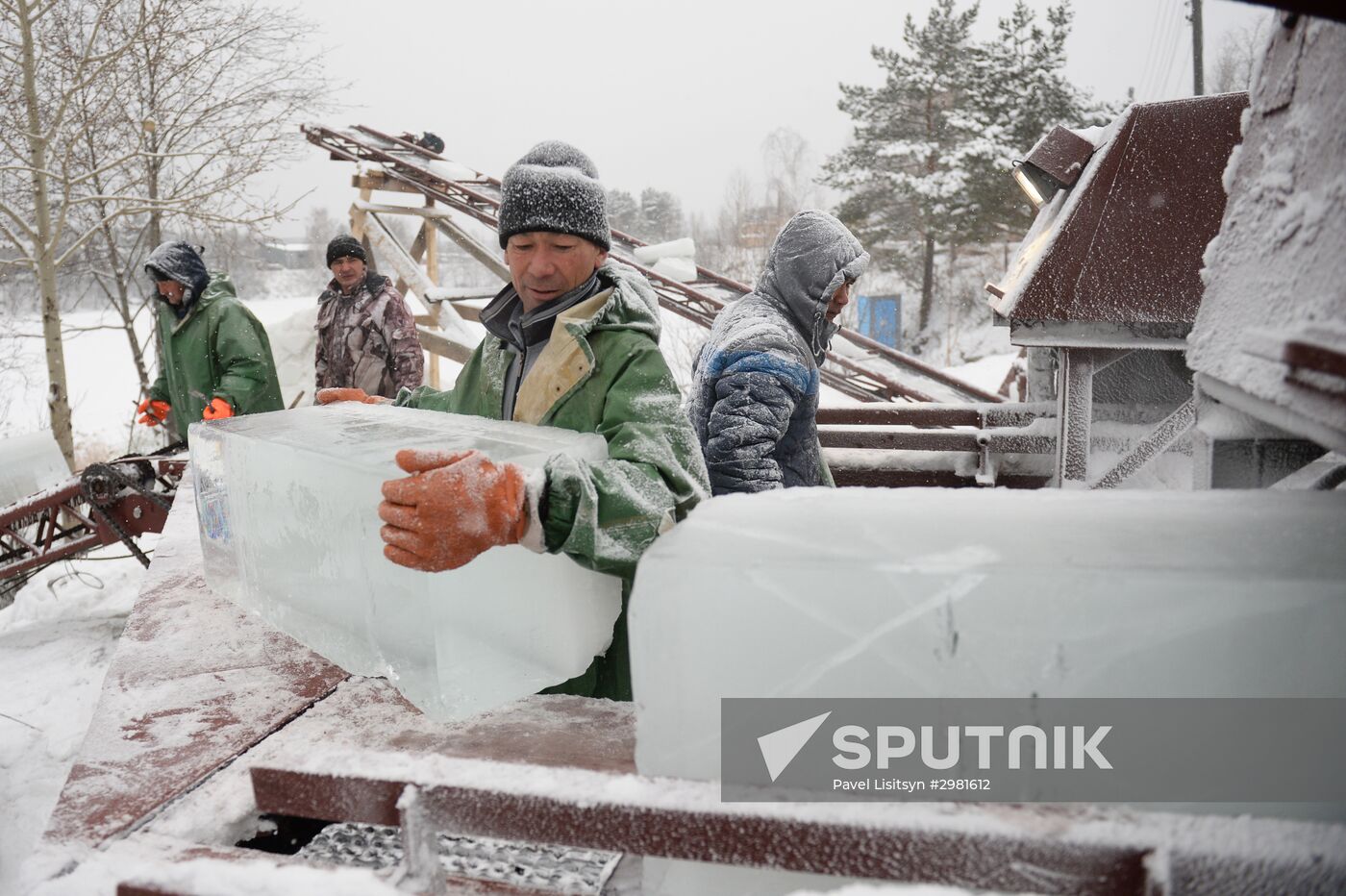 Building Yekaterinburg's main ice sculpture installation on Year 1905 Square