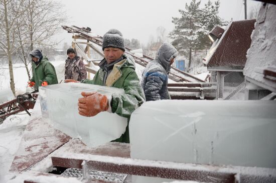 Building Yekaterinburg's main ice sculpture installation on Year 1905 Square