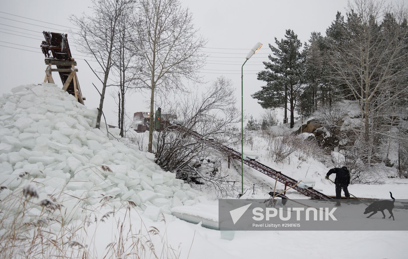 Building Yekaterinburg's main ice sculpture installation on Year 1905 Square