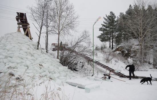 Building Yekaterinburg's main ice sculpture installation on Year 1905 Square