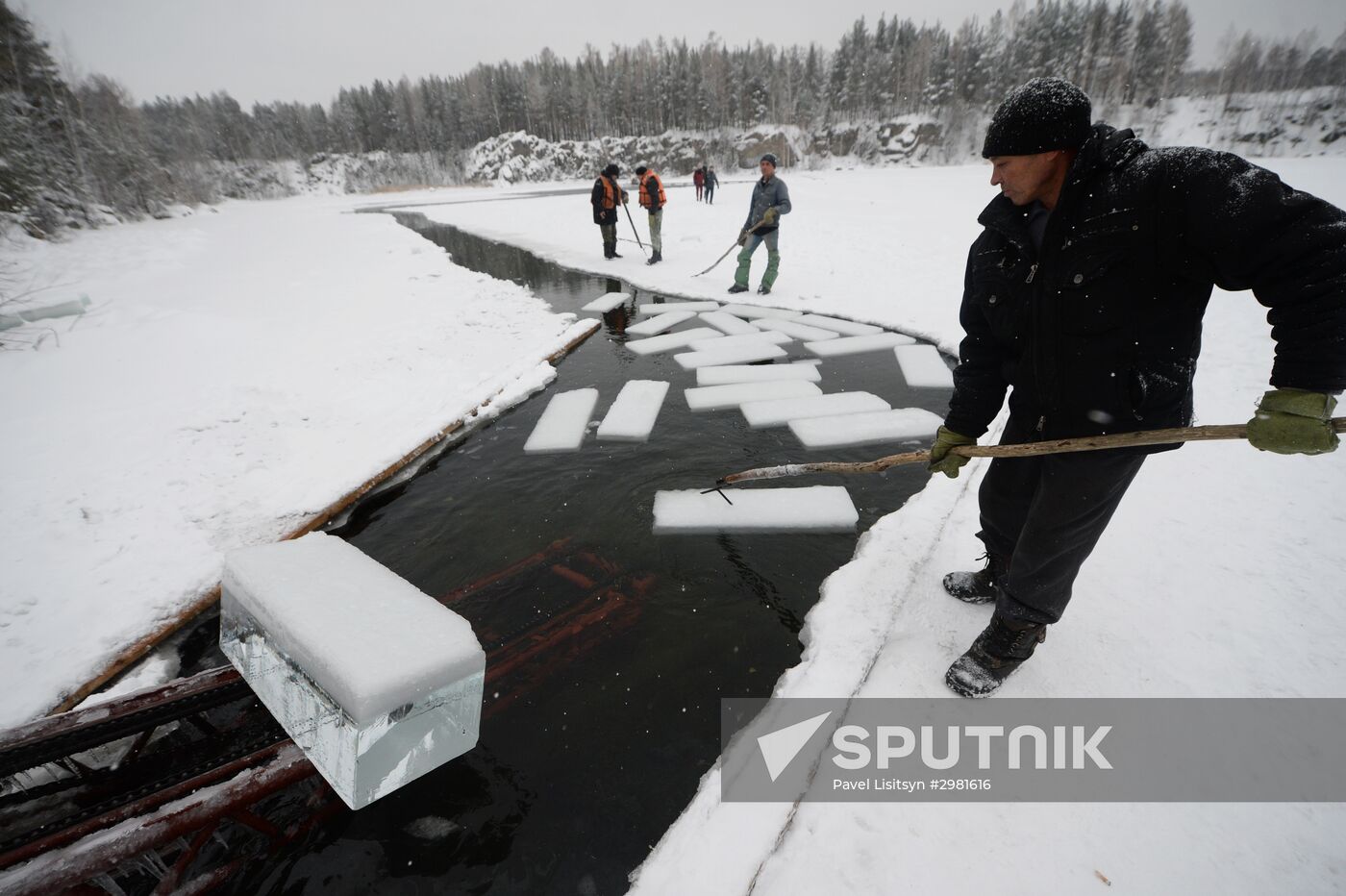 Building Yekaterinburg's main ice sculpture installation on Year 1905 Square