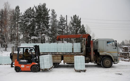 Building Yekaterinburg's main ice sculpture installation on Year 1905 Square