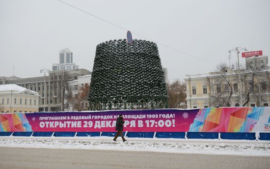 Building Yekaterinburg's main ice sculpture installation on Year 1905 Square