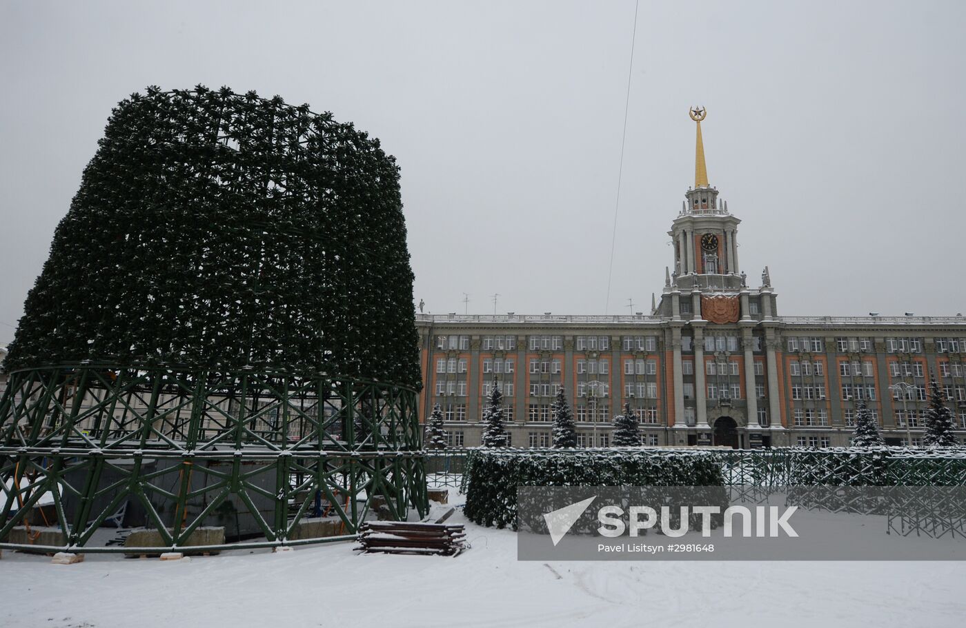 Building Yekaterinburg's main ice sculpture installation on Year 1905 Square