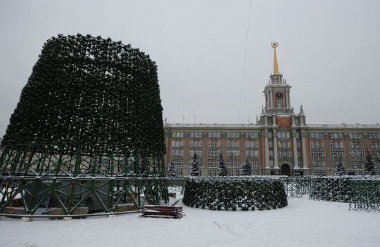 Building Yekaterinburg's main ice sculpture installation on Year 1905 Square