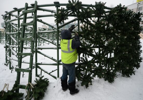 Building Yekaterinburg's main ice sculpture installation on Year 1905 Square