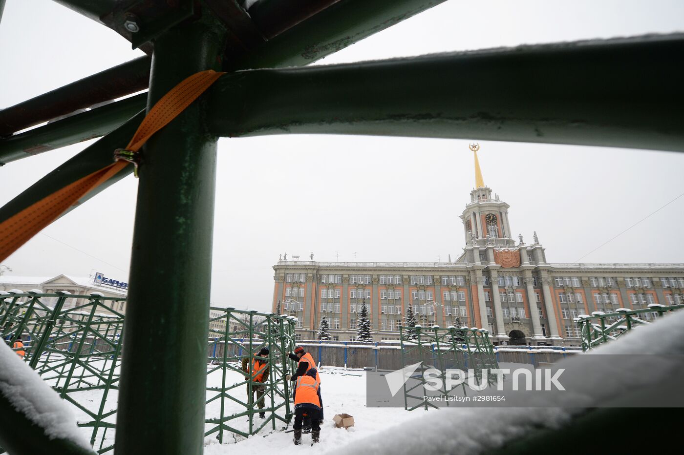 Building Yekaterinburg's main ice sculpture installation on Year 1905 Square