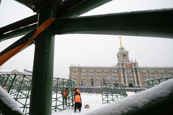 Building Yekaterinburg's main ice sculpture installation on Year 1905 Square