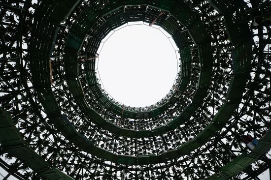 Building Yekaterinburg's main ice sculpture installation on Year 1905 Square
