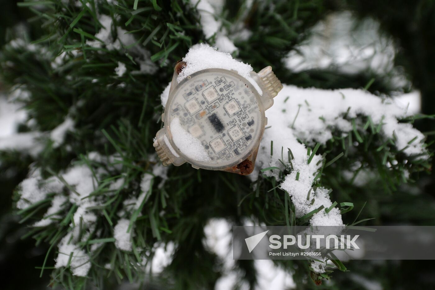 Building Yekaterinburg's main ice sculpture installation on Year 1905 Square